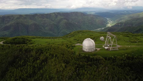 observatorio científico astrofísico especial. centro astronómico para observaciones terrestres del universo con un gran telescopio.