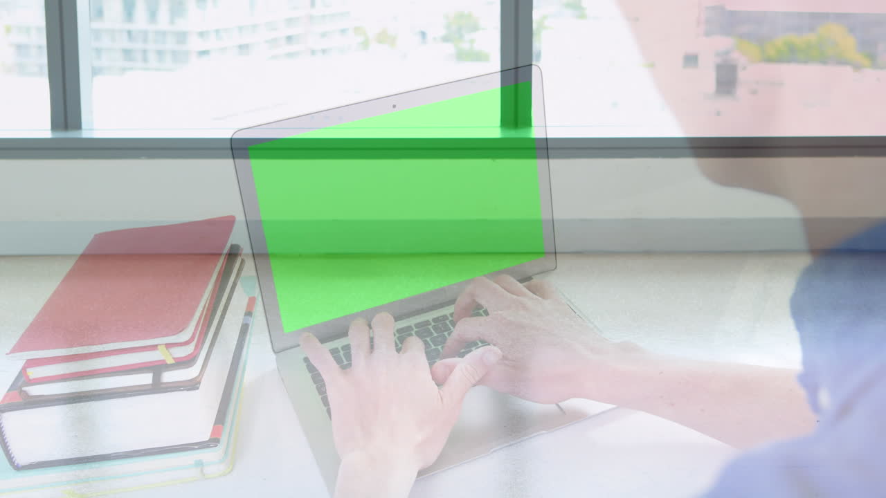 현대적인 건물에서  ⁇ 고 있는 동료들 위에서 녹색 화면으로 노트북을 사용하는 손의 애니메이션