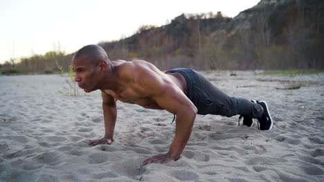 Hombre-Atractivo-Y-Atlético-Haciendo-Flexiones-En-La-Playa