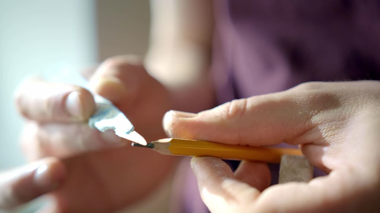 Temperare una matita con un taglierino