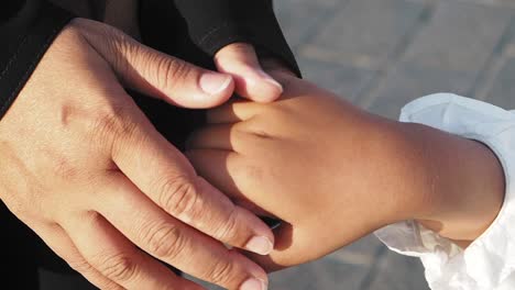 madre y hijo tomados de la mano