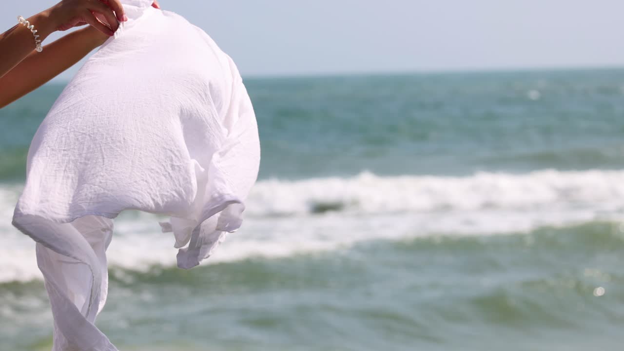 셔츠가 바가 바람에 날아다닙니다.