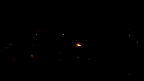 una impresionante vista de gran ángulo de fuegos artificiales vibrantes que iluminan el cielo nocturno, creando un espectáculo impresionante