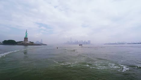 Vista-De-La-Estatua-De-La-Libertad-Y-Manhattan-Durante-Un-Crucero-En-Barco-En-Nueva-York