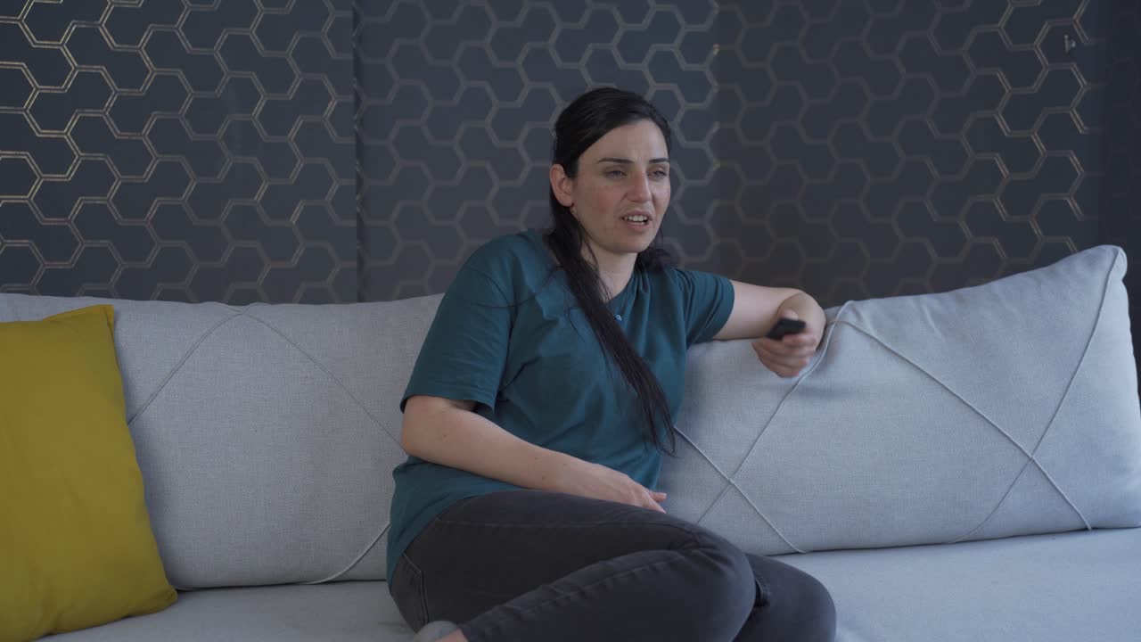 la mujer critica lo que ve en la televisión.