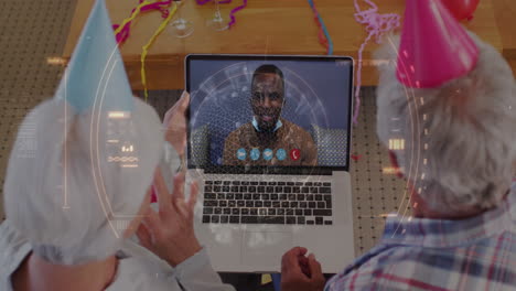 el video digital muestra a personas mayores con sombreros de fiesta en una llamada, destacando la comunicación digital global.