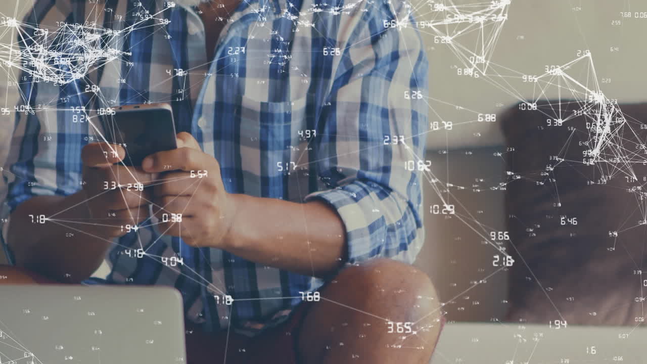 Persona che usa lo smartphone, circondata da connessioni di rete e animazione di elaborazione dati