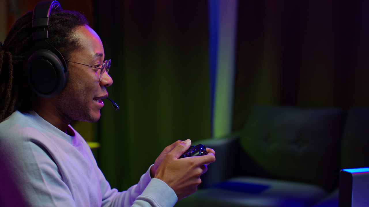 hombre jugando videojuegos con auriculares