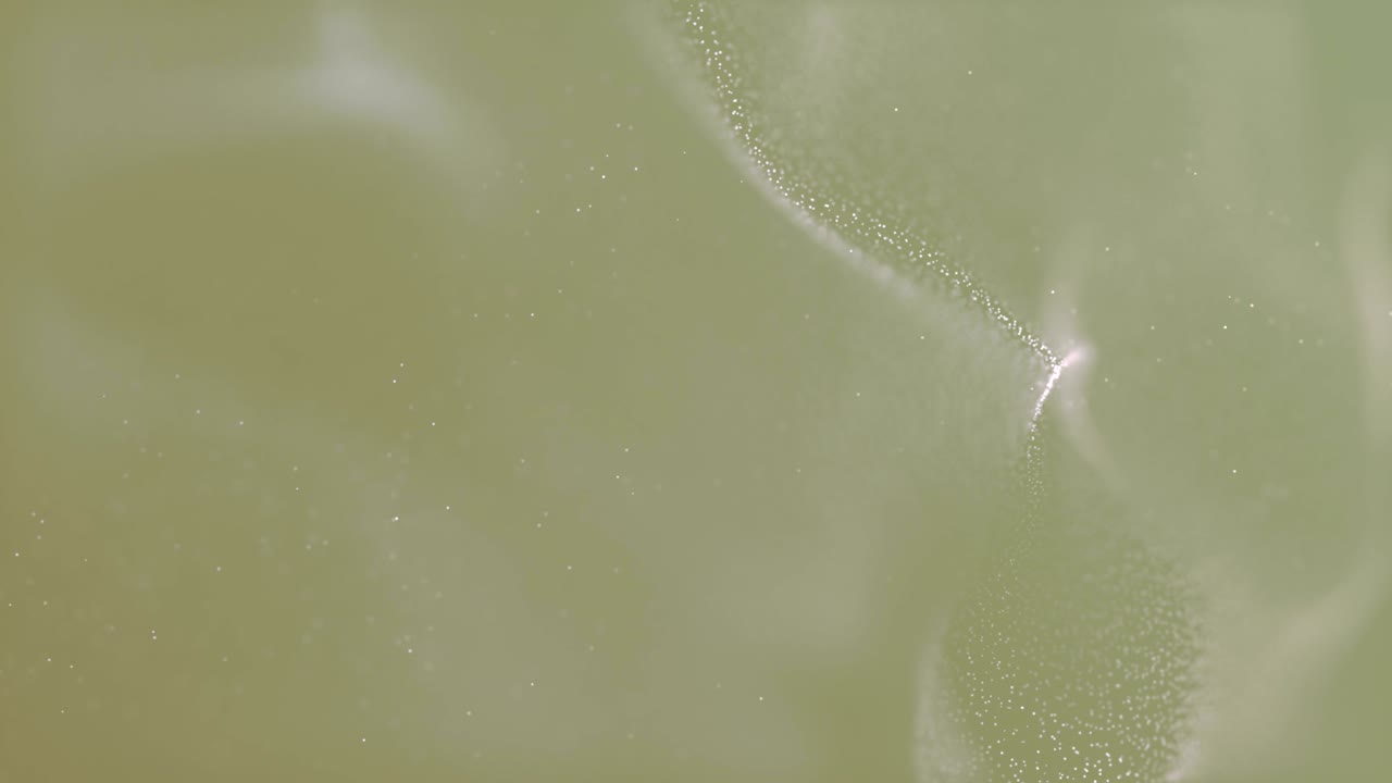 추상적인 물에서 천천히 움직이는 입자