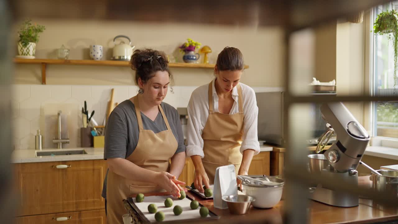 dos mujeres horneando galletas en la cocina