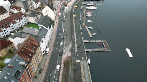 Vuelo-Con-Drones-Sobre-Las-Calles,-Junto-Al-Puerto-De-La-Histórica-Ciudad-De-Flensburg,-Alemania