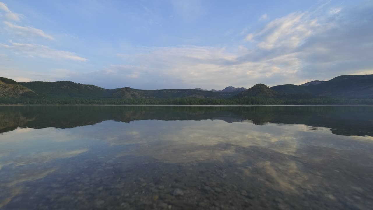 산으로 둘러싸인 아름다운 맑은 호수