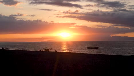 Viendo-La-Puesta-De-Sol-Dorada-Y-El-Hermoso-Cielo-En-La-Playa-Con-Vista-Al-Océano-En-La-Isla-Tropical-De-Timor-leste-En-El-Sudeste-Asiático