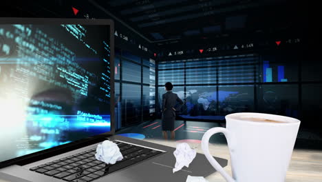 código informático y animación ocular sobre una mujer de negocios analizando datos financieros en la oficina