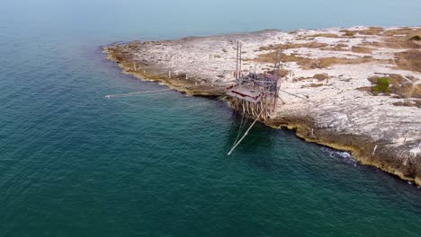 Traditionelles-Altes-Fischerhaus-Trabucco-An-Einer-Italienischen-Küste