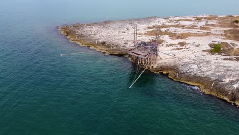 vieja casa de pescadores tradicional trabucco en una costa italiana