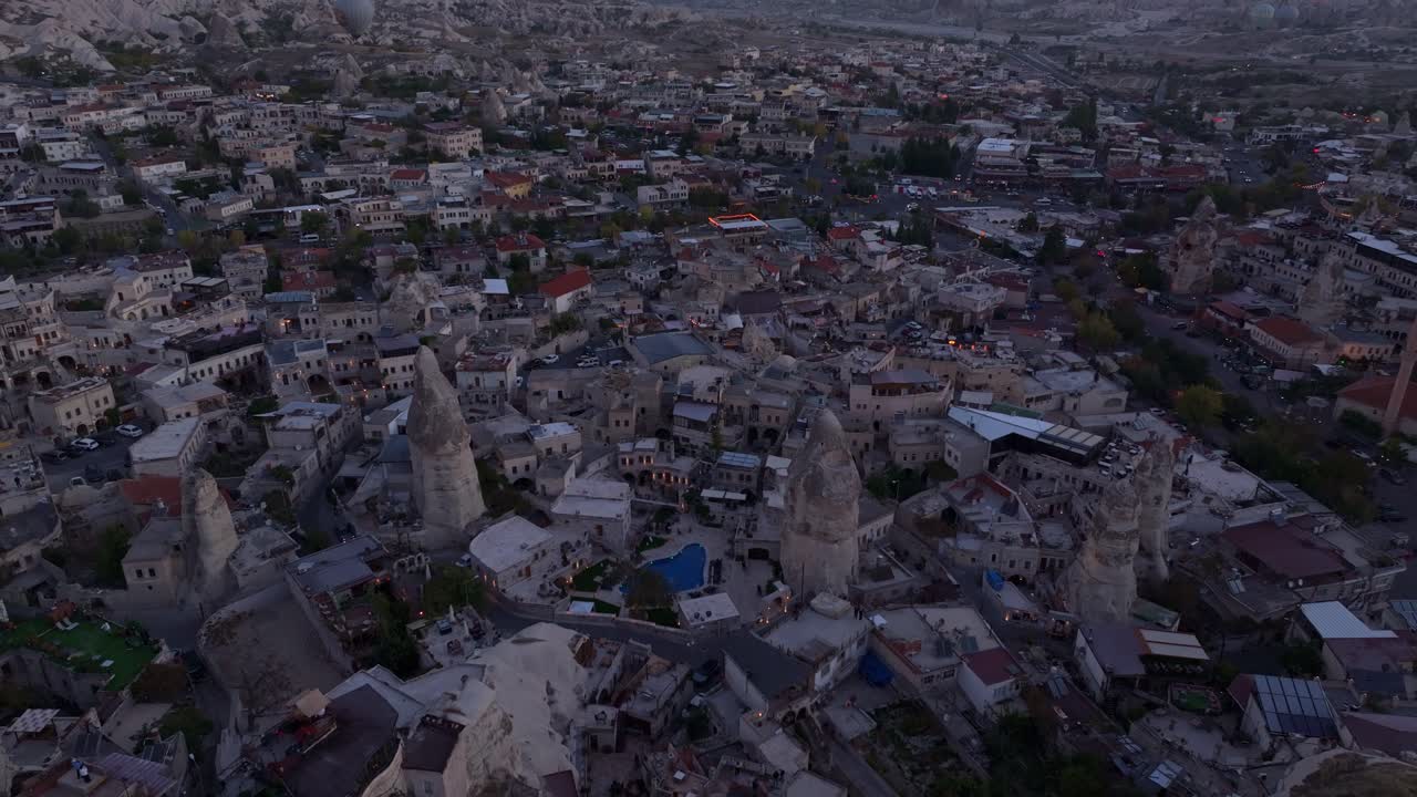 Vista aerea del cielo all'alba pieno di palloni aerostatici sul villaggio di Goreme