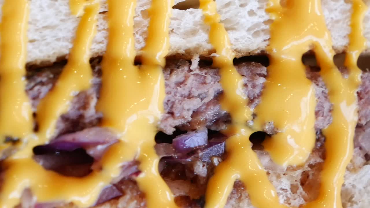 un primer plano de una deliciosa hamburguesa con queso