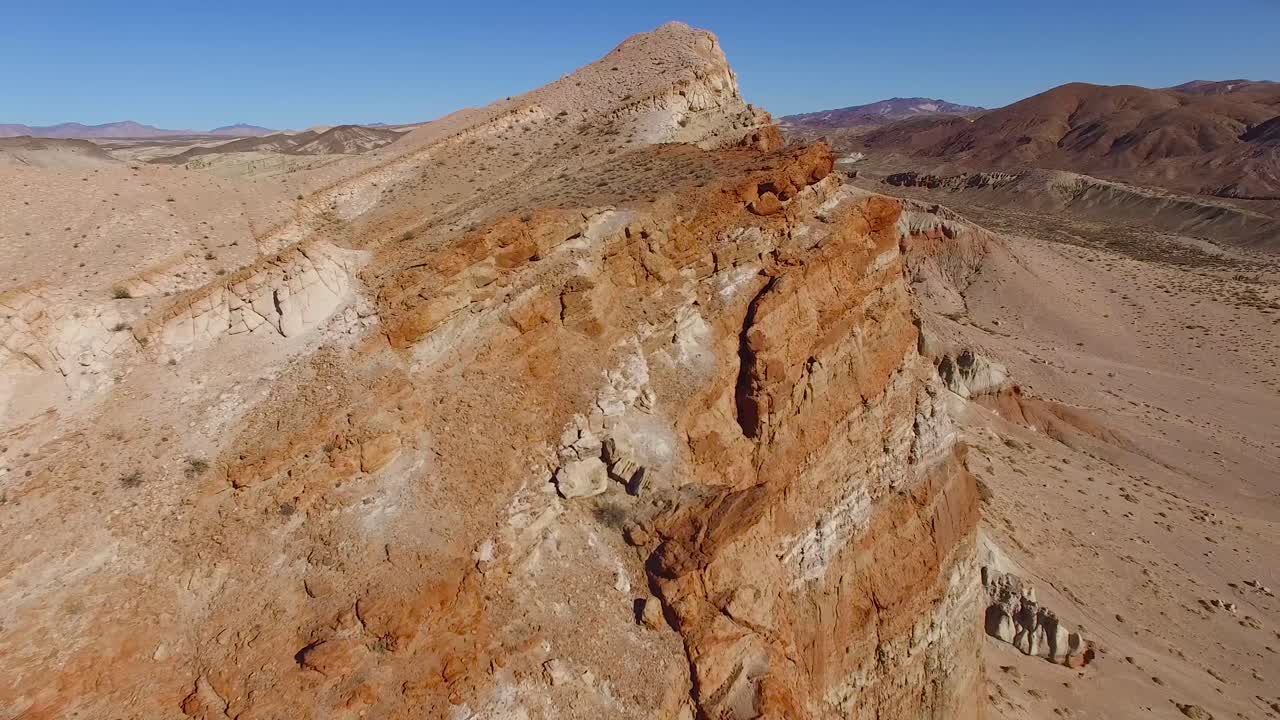 Una veduta aerea su una bellissima parete rocciosa arida nel deserto del Mojave in California o Nevada