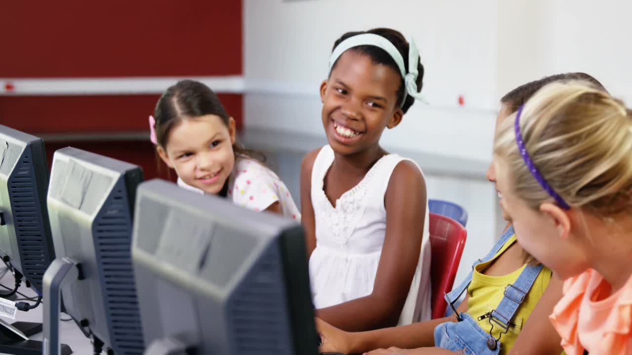Scolare che utilizzano computer nell'aula