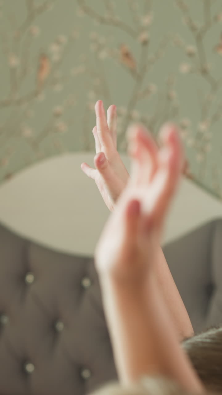 una pareja de escolares levanta las manos sabiendo la respuesta a la pregunta del maestro. un niño y una niña adquieren conocimiento en la sala de estudio en casa. los alumnos en clase