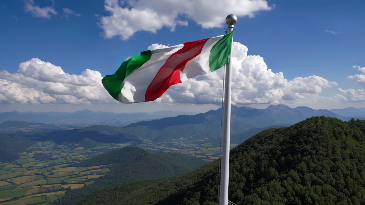 Bandiera italiana che sventola su una valle di montagna