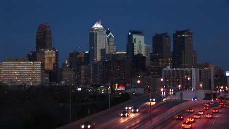 Chicago\'S-Downtown-Buildings-Luz-Up-The-Sky-While-Traffic-Moves-Into-And-Out-Of-The-City