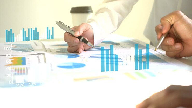 Forretningsfolk arbejder sammen, diskuterer planer og finansielle diagrammer