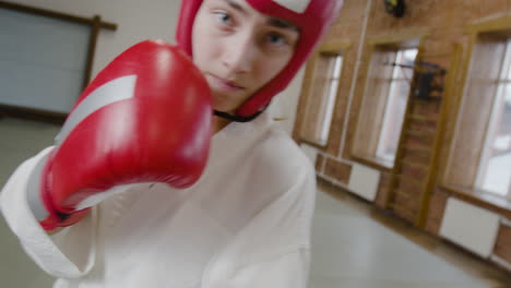 atleta usando guantes para luchar