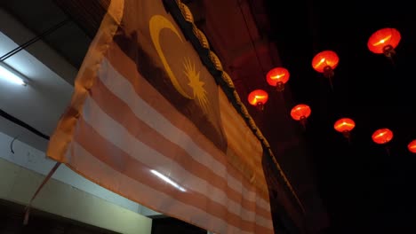 bandera de malasia con linterna de fondo en la calle