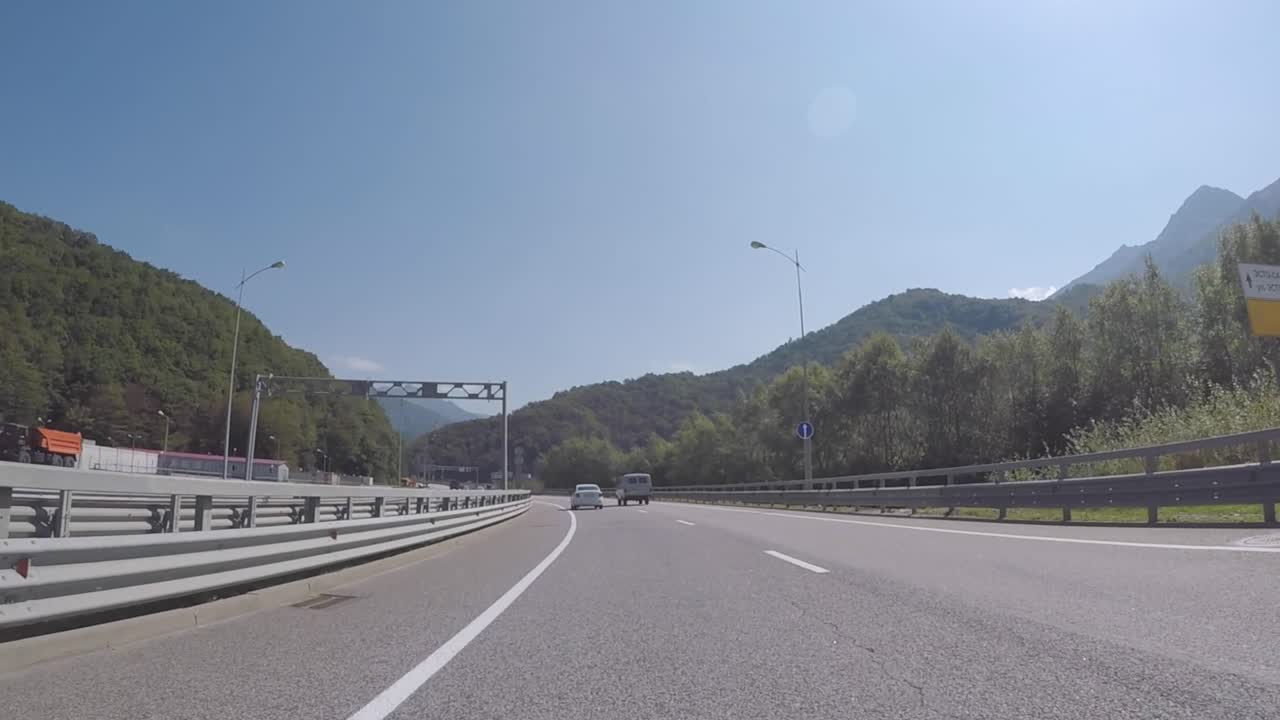 고속도로 산을 가로질러 경치 좋은 드라이브