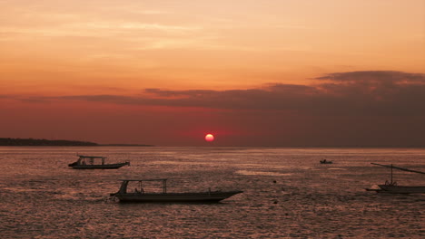 Bali,-Nusa-Penida-Ozean-Schöne-Drohnenaufnahme,-Sonnenuntergang-Mit-Booten