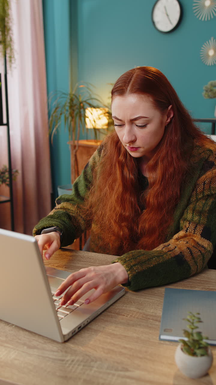 Donna d'affari frustrata che ha problemi di software con errore di portatile o notifica di virus errato