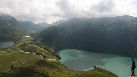 Junge-Reisende-Genießen-Den-Blick-Auf-Den-Berühmten-Ritomsee-In-Der-Schweiz