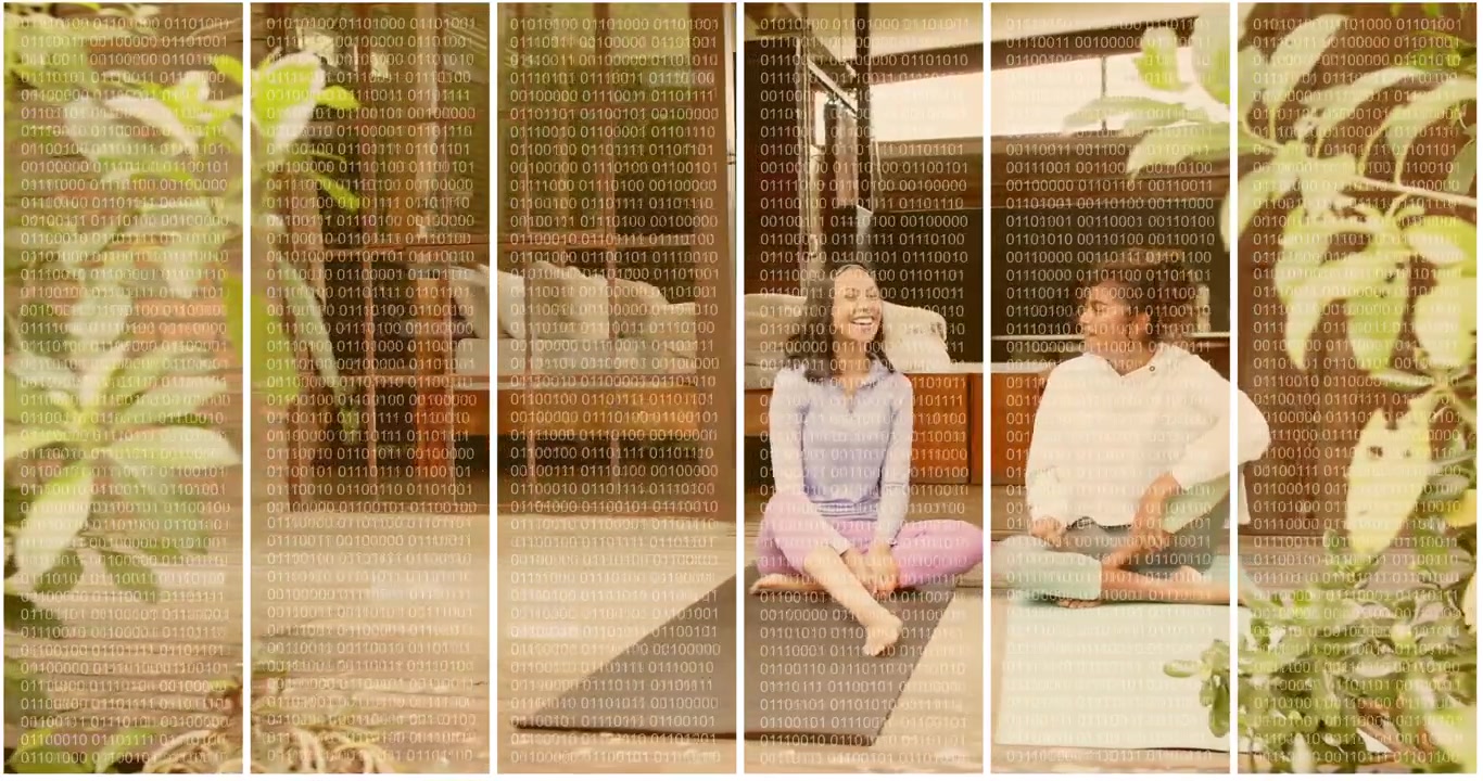 Lo sguardo della donna più giovane che avvia madre e figlia che mostrano una tecnica di respirazione yoga su tappetini da yoga