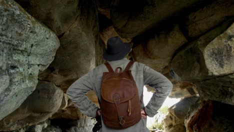 Männlicher-Wanderer,-Der-Mit-Rucksack-In-Der-Höhle-Läuft-4k