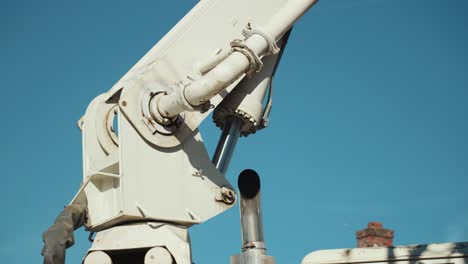 brazo de camión de bombeo de hormigón de cerca
