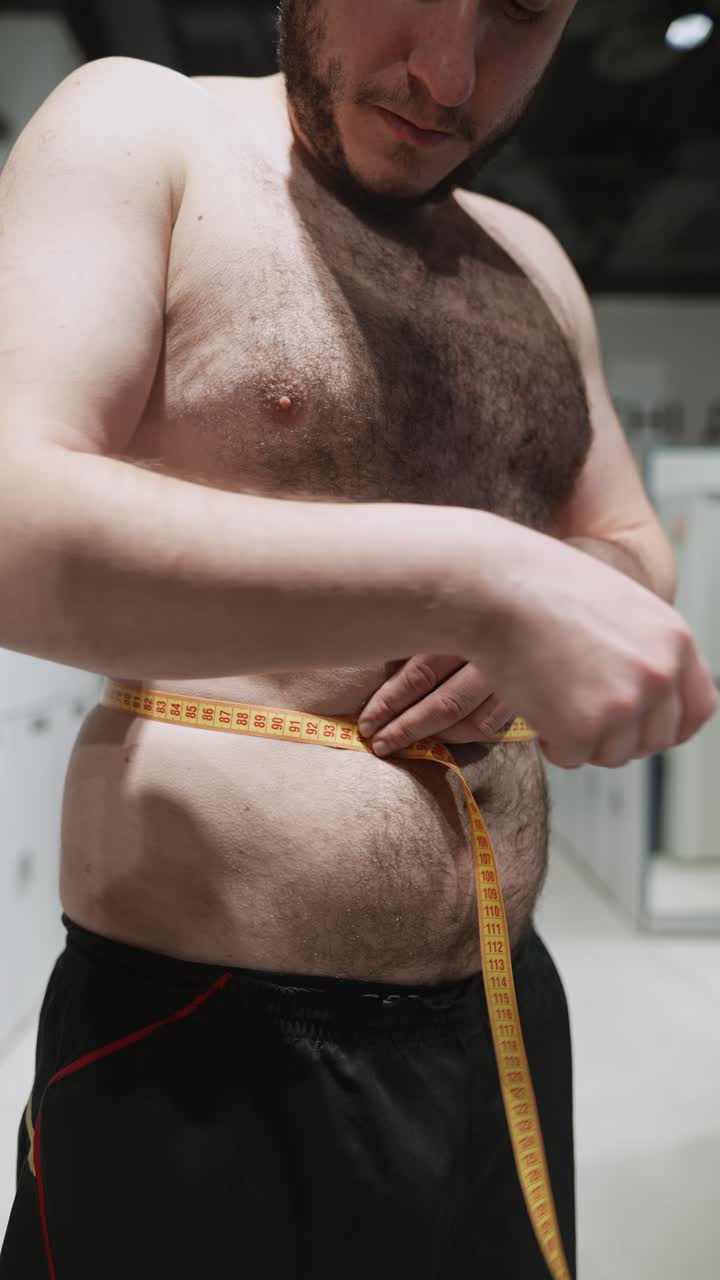 hombre midiendo su cintura