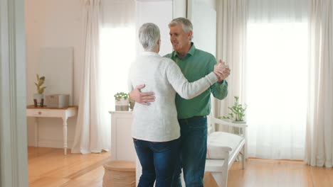 Senior-couple-love-doing-romantic-dance