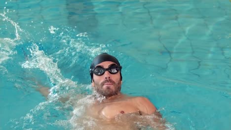 Hombre-En-Forma-Nadando-En-La-Piscina