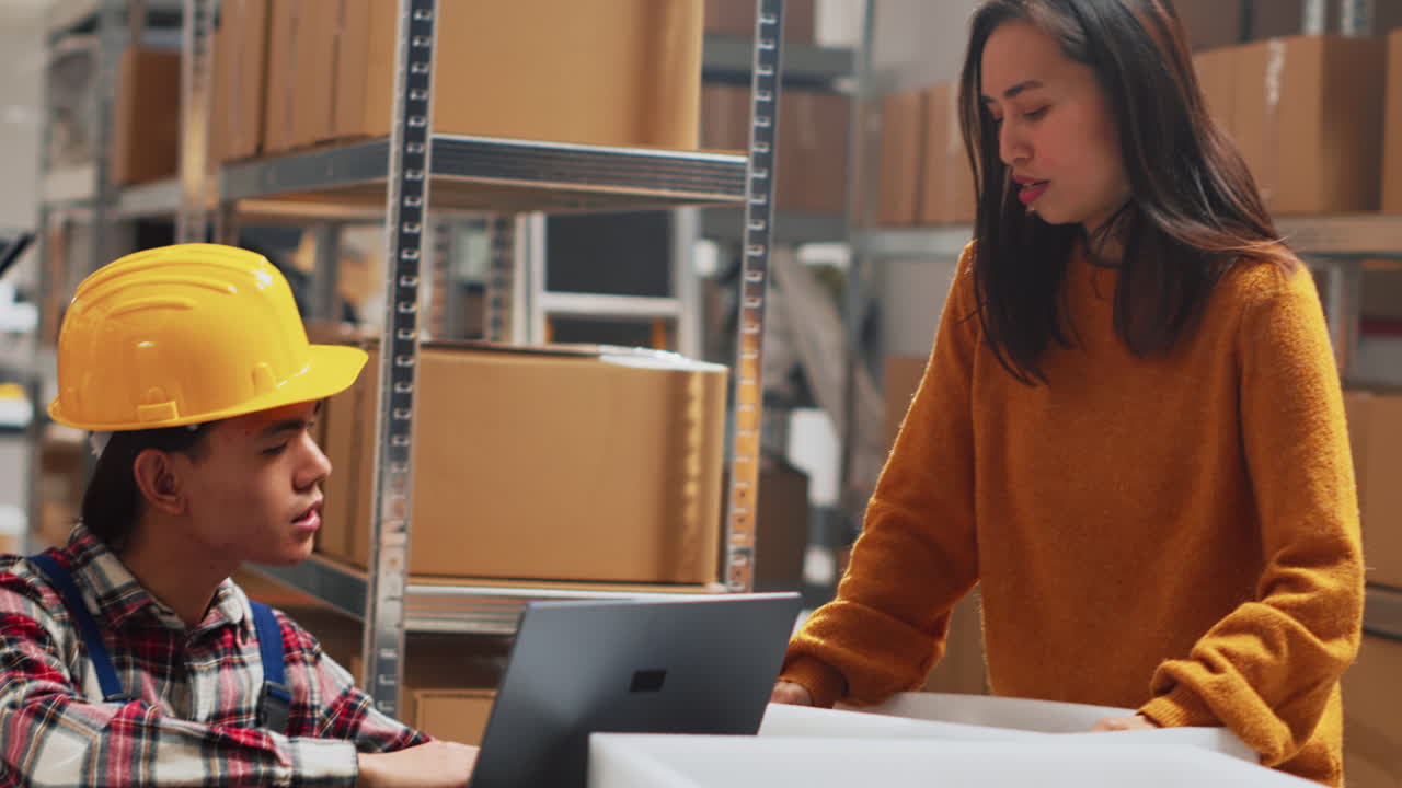 trabajadores de almacén en acción