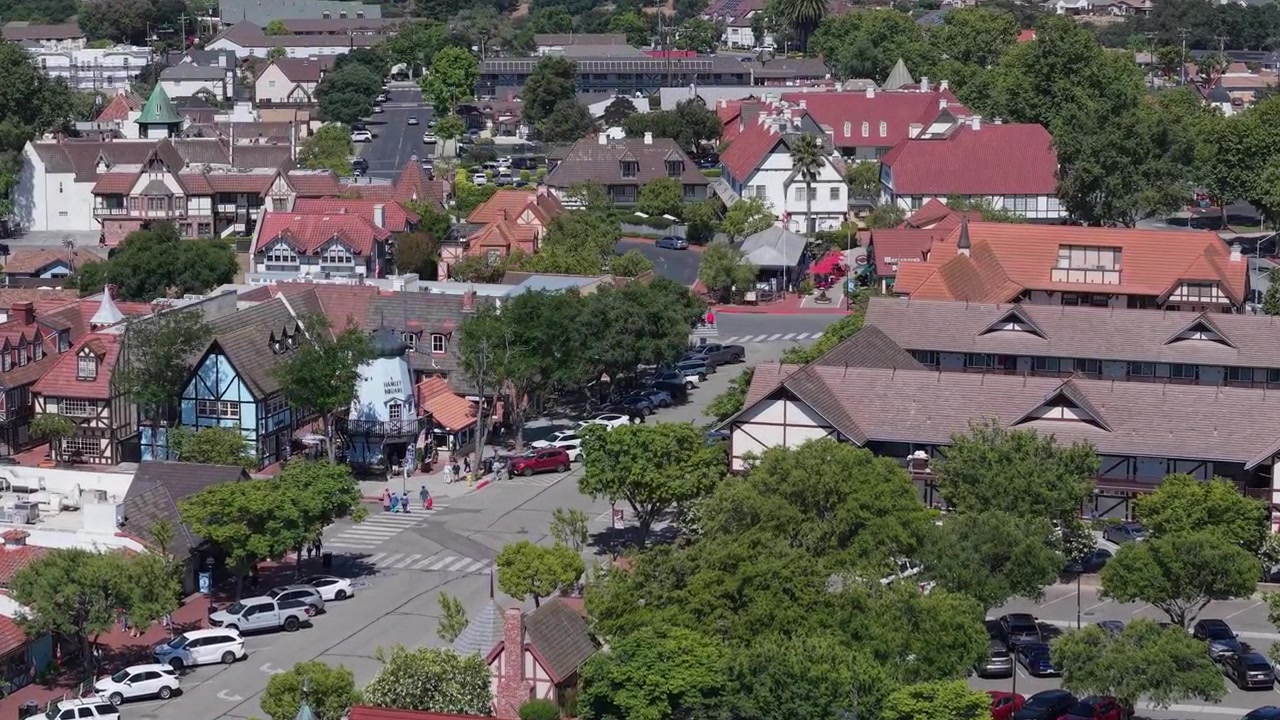 Luftaufnahme mit Drohne von Solvang, einer dänischen Stadt in Kalifornien