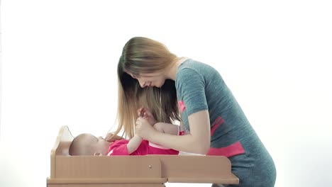 madre joven corta las uñas de su bebé 1