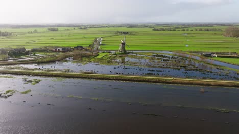 gestión del agua con el histórico boezemmolen no 6, haastrecht, países bajos