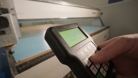 máquina de corte cnc en el trabajo, corte de hojas de plástico acrílico. producción de carteles publicitarios