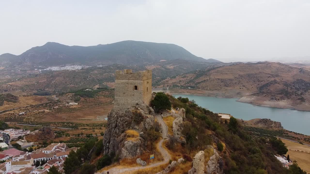 avvicinamento aereo e volo dal castello medievale e