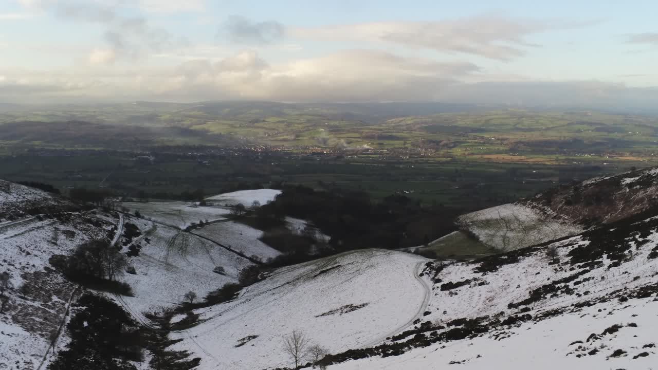 moel famau 威爾士雪覆蓋國家公園山谷空中景觀寒冷的農業鄉村冬天風景