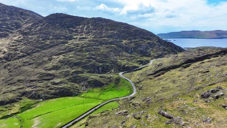 Drone-Todavía-Camino-Pasar-Al-Mar-A-Través-De-Las-Montañas-Bacalaos-Cabeza-Camino-Atlántico-Salvaje-Irlanda