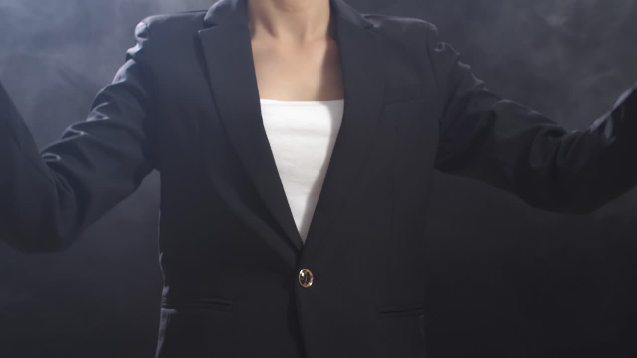 지휘자의 손을 가까이 들고 검은 스튜디오에서 움직이는 막대기를 들고