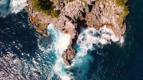 Aerial-Riser-Enthüllt-Zerklüftete-Inselchen-In-Der-Malerischen-Crystal-Bay,-Nusa-Penida